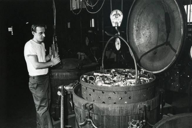 Cat foods were a minor factor in the early petfood industry. They were produced primarily along the coast where fish were readily available and were sold in 1-pound cans.