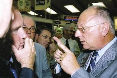 Alain Boel, director general of Grelier hatcheries, needs his two index fingers to demonstrate to the minister of agriculture, Dominique Bussereau, (left) the €2/kg difference in the retail price of turkeys in Germany and France.