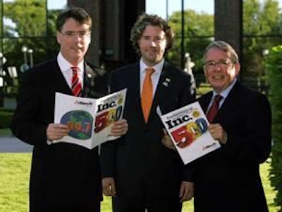 (izq a der) Aidan Connolly y Mark Lyons (Alltech) felicitados por el Profesor Frank Bradley (UCD University College Dublín)