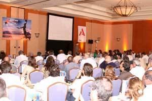 Salón de conferencias durante una de las presentaciones