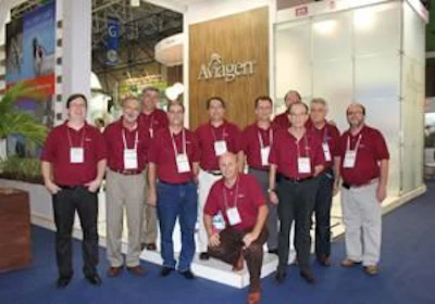 Parte del equipo técnico y comercial de la empresa presentes en el evento, en Salvador.