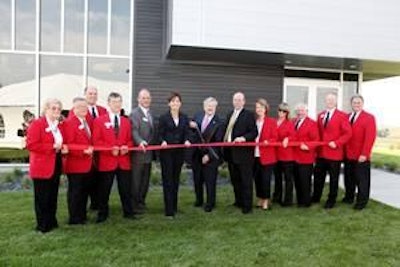 Izquierda a derecha: Cedar Rapids alcalde Ron Corbett, Iowa Vicegobernador Kim Reynolds, Gobernador de Iowa Terry Branstad y Diamond V Presidente y CEO John Bloomhall participan en la ceremonia de corte de cinta.