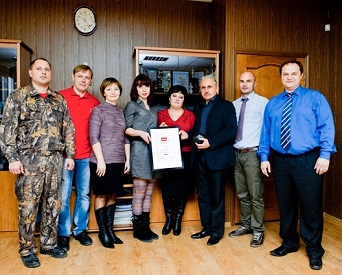 Agromerkur staff members celebrate their membership into the Ross 400 Club.