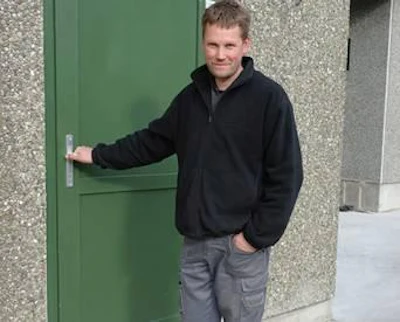 Petter Aarrestad of Norway was honored by Aviagen for achieving over 140 chicks per hen.