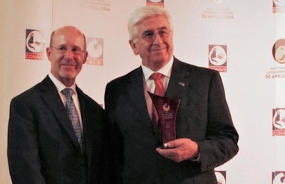 Greg Watt, presidente de WATT Global Media, hace entrega del reconocimiento como miembro del Salón de la Fama de la Avicultura Latinoamericana al Dr. Isidro Molfese en la ceremonia realizada en 2015 en Guayaquil, Ecuador. | Foto de Benjamín Ruiz