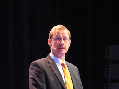 El Dr. Friedrich Otto-Lubker, de Big Dutchman, habló de la granja avícola del futuro en los Poultry Innovation Days de Boehringer Ingelheim en Praga. | Foto de Benjamín Ruiz
