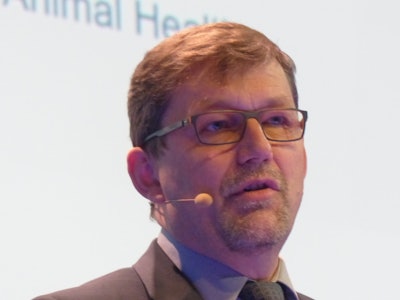 Rolf-Dieter Günther, de Boehringer Ingelheim, habló en los Poultry Innovation Days sobre la importancia del diagnóstico y las nuevas tecnologías. | Foto de Benjamín Ruiz