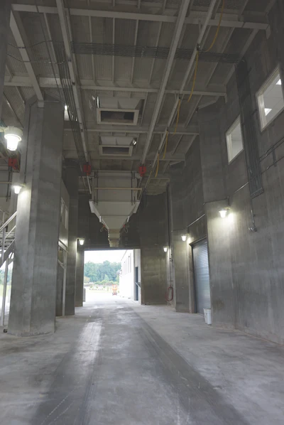 The feed mill features dual finished feed loadout driveways, fed by a 30-bin, 4,400-ton loadout system. (Jackie Roembke)