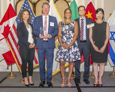 From left to right: Illinois Department of Commerce and Economic Opportunity’s Acting Director Erin Guthrie, 4B USA President Johnny Wheat, Lieutenant Governor Juliana Stratton, 4B Latin America Sales Manager Nilton Brasil, 4B Latin America Sales Representative Dinah Soler
