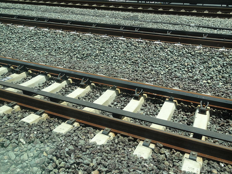 800px JR central derailment prevention guard 01