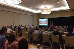 Gary Huddleston向设备制造商大会与会者提供最新消息照片来源:AmericanFeed工业协会