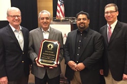 左转:JoelGNewmanAFIA总裁CEOJoe Saini高质量液态进料兰迪赛义尼 质量液态Feeds和T.J.Biggs,Global动物产品,液态喂养委员会主席照片由AmericanFeed产业协会提供