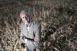 Gebisa Ejeta是普鲁杜大学农学系杰出教授和2009年世界粮食奖得主,从Bill & Melinda Gates基金会获得500万澳元赠款,以推进团队对更强高梁品种的研究