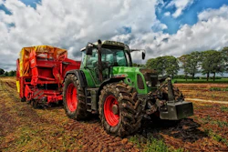 Tractor 385681 1920
