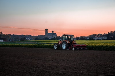 Farm tractor planting VIA PEXELS March 2021 nicolas veithen