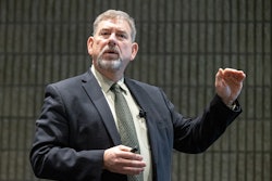 AFIA的加里·哈迪提供AFIA喂养教育n Program attendees with an overview of upcoming changes at OSHA. Photo: IPPE