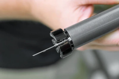 In-ovo-needle-close-up