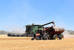 Combine Tractor Harvesting Wheat Barescar90 Pixabay