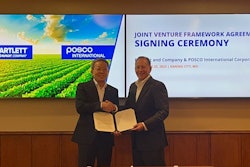 浦项制铁国际副主席和首席执行官宋助教k (left) and Savage president and CEO Kirk Aubry (right) during the joint venture framework agreement signing ceremony on September 25, 2023 in Kansas City, Missouri.