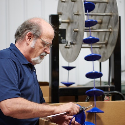 服务访问包括详细系统检验、处理任何问题、识别破损零件、确保预测维护并提供额外培训