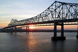 密西西比河桥日落