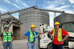 伊利诺伊玉米营销局成员与墨西哥Progreso理事会工作人员一起检查港口设施粮食存储设备和管理实践