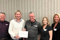 左转: Mike Schuster 主席Laidig系统公司Lara Mody执行主管IFEEDER泰瑞梅德布利克 瓦林加总统Elise Schafer编辑进粮Jen Wilson区域营销师Feed&Grain