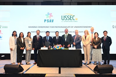 During a trade mission co-sponsored by the U.S. Soybean Export Council, Vietnam’s Minister of Agriculture and Environment signed a Memorandum of Understanding with USSEC members and other companies to purchase more than $1.4 billion in U.S. agricultural products, including soybeans, corn, wheat, meat, distiller’s dried grains with solubles (DDGS) and timber.