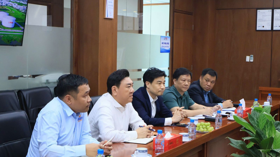 The U.S. Grains & BioProducts Council&rsquo;s (USGBC&rsquo;s) regional office for Southeast Asia & Oceania (SEA&O), including USGBC Vietnam Country Manager Tran Trong Nghia (leftmost) and USGBC Regional Ethanol Consultant Kent Yeo (second from left), is proud to have supported Vietnam&rsquo;s recent rollout of E10 fuel blending in retail gas stations.