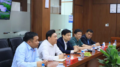 The U.S. Grains & BioProducts Council’s (USGBC’s) regional office for Southeast Asia & Oceania (SEA&O), including USGBC Vietnam Country Manager Tran Trong Nghia (leftmost) and USGBC Regional Ethanol Consultant Kent Yeo (second from left), is proud to have supported Vietnam’s recent rollout of E10 fuel blending in retail gas stations.