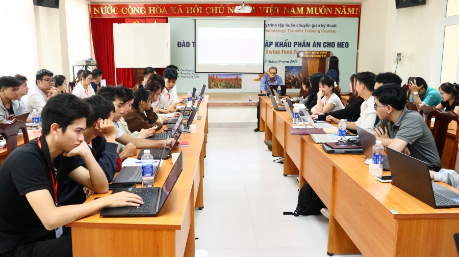 Earlier this month, the U.S. Grains & BioProducts Council (USGBC) held a training course for students at Tay Nguyen University in Dak Lak, Vietnam to introduce them to the nutritional and economic benefits of U.S. feed grains and their co-products.